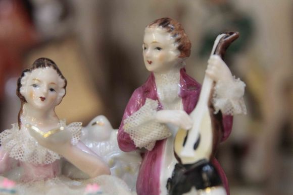 Антикварная статуэтка из фарфора парочка