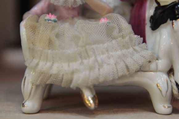 Антикварная статуэтка из фарфора парочка