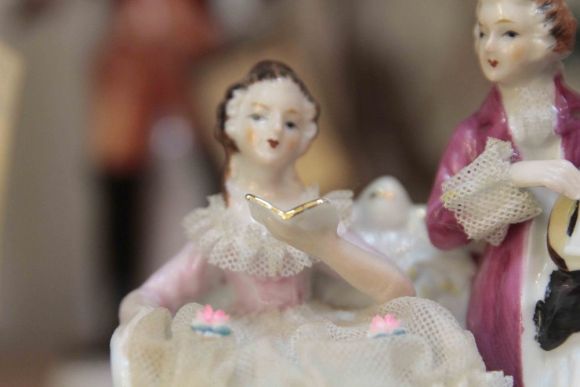 Антикварная статуэтка из фарфора парочка