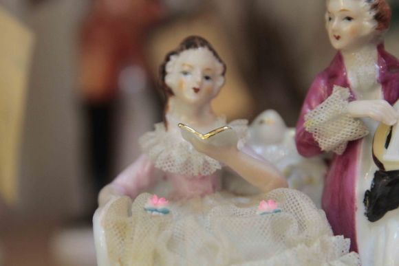Антикварная статуэтка из фарфора парочка