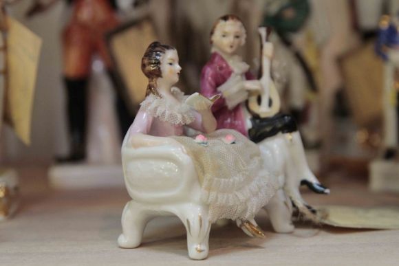 Антикварная статуэтка из фарфора парочка