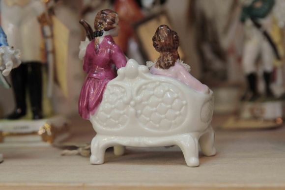 Антикварная статуэтка из фарфора парочка