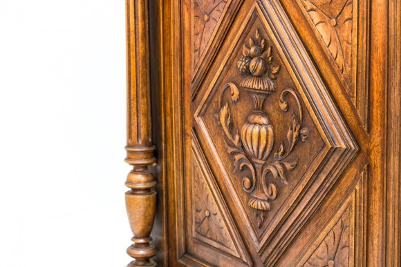 Антикварный дубовый шкаф с зеленым бутылочным стеклом. Реставрация