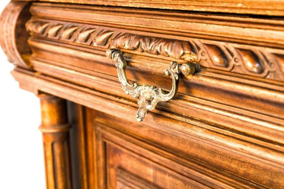 Антикварный дубовый шкаф с зеленым бутылочным стеклом. Реставрация