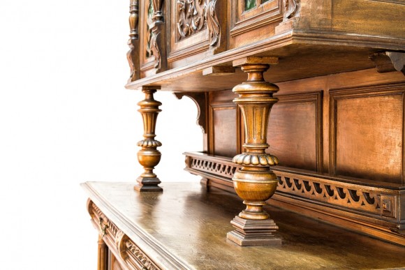 Антикварный дубовый шкаф с зеленым бутылочным стеклом. Реставрация