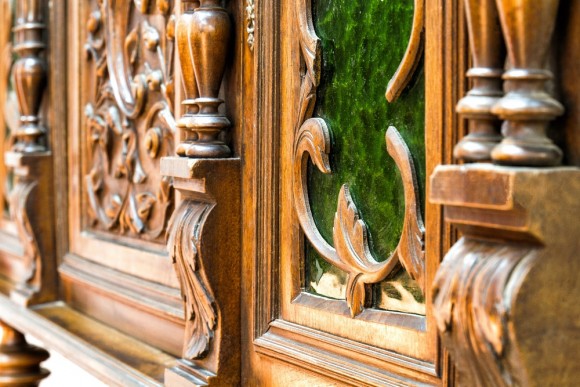 Антикварный дубовый шкаф с зеленым бутылочным стеклом. Реставрация