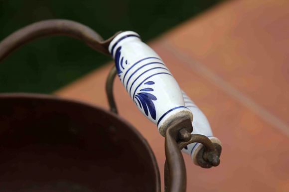 Винтажный зольник в виде шлема. Патина