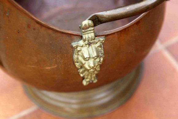 Винтажный зольник в виде шлема. Патина