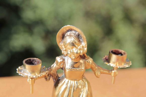 Старинный отполированный подсвечник в виде молодой девушки