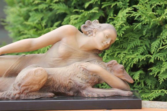 Антикварная обворожительная скульптура женщины с собакой. Франция. 20-30е годы прошлого века.