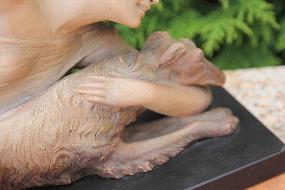 Антикварная обворожительная скульптура женщины с собакой. Франция. 20-30е годы прошлого века.