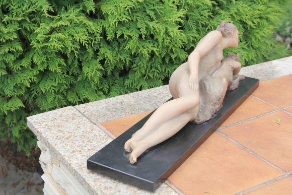 Антикварная обворожительная скульптура женщины с собакой. Франция. 20-30е годы прошлого века.