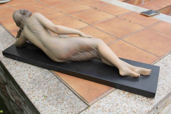 Антикварная обворожительная скульптура женщины с собакой. Франция. 20-30е годы прошлого века.