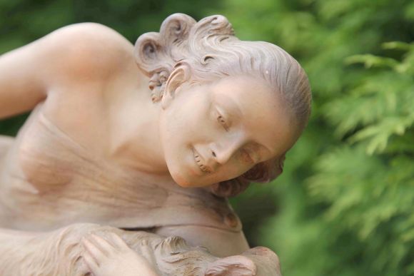 Антикварная обворожительная скульптура женщины с собакой. Франция. 20-30е годы прошлого века.