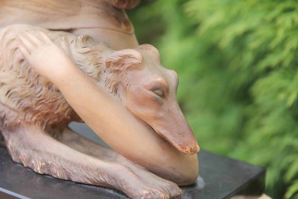 Антикварная обворожительная скульптура женщины с собакой. Франция. 20-30е годы прошлого века.