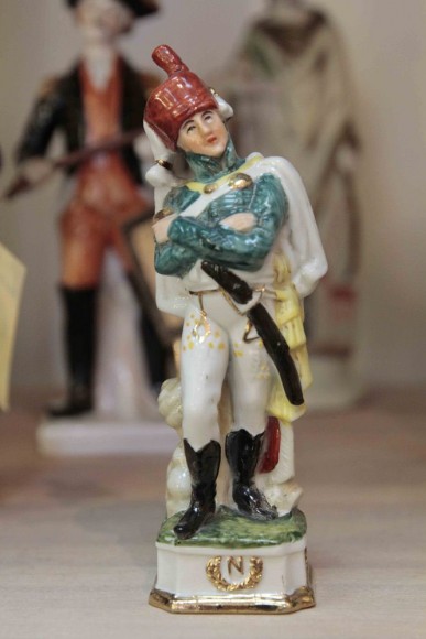Антикварная фарфоровая статуэтка солдат