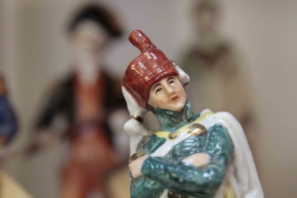 Антикварная фарфоровая статуэтка солдат