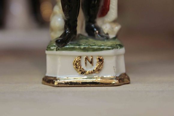 Антикварная фарфоровая статуэтка солдат