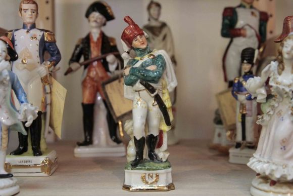 Антикварная фарфоровая статуэтка солдат
