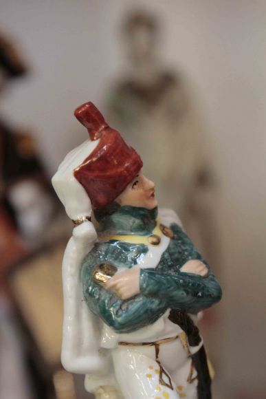 Антикварная фарфоровая статуэтка солдат