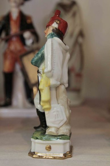 Антикварная фарфоровая статуэтка солдат