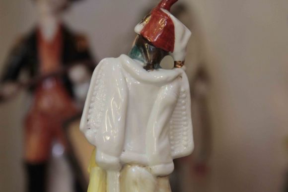 Антикварная фарфоровая статуэтка солдат