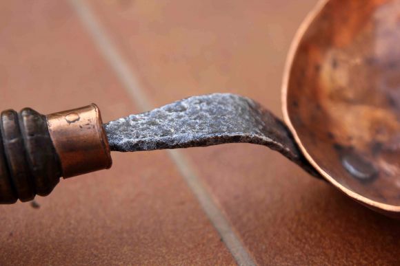 Антикварный медный совок с деревянной ручкой. Ручная работа