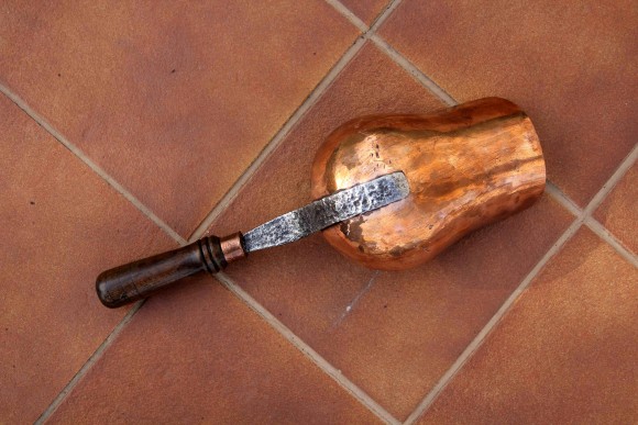 Антикварный медный совок с деревянной ручкой. Ручная работа