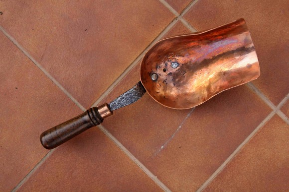 Антикварный медный совок с деревянной ручкой. Ручная работа