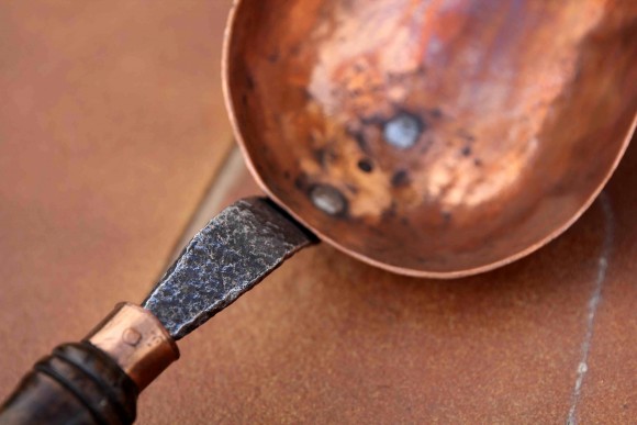 Антикварный медный совок с деревянной ручкой. Ручная работа