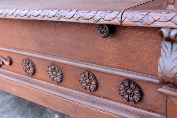 Богатая резьбой дубовая антикварная скамья