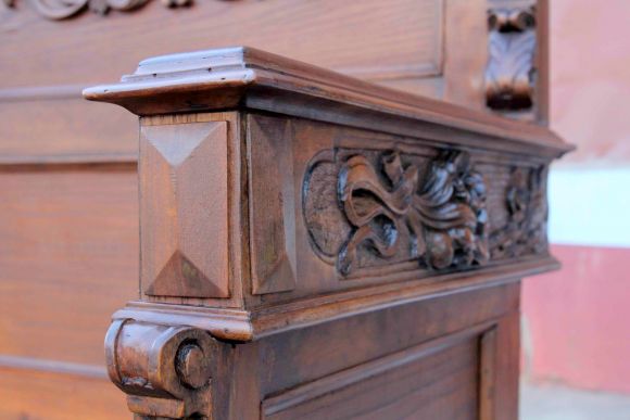 Богатая резьбой дубовая антикварная скамья