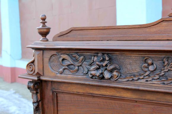 Богатая резьбой дубовая антикварная скамья