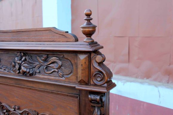 Богатая резьбой дубовая антикварная скамья