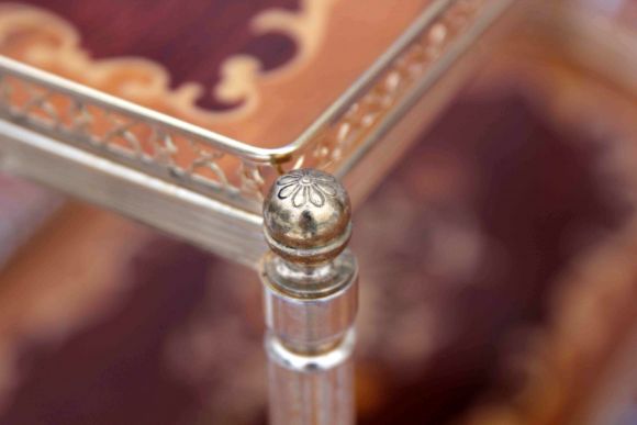 Миниатюрный сервировочный столик маркетри