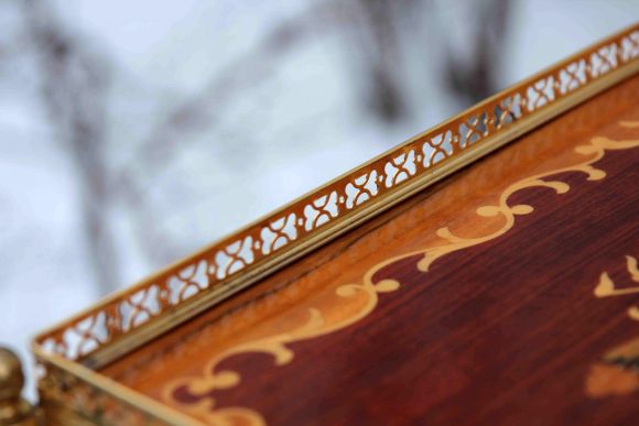 Миниатюрный сервировочный столик маркетри