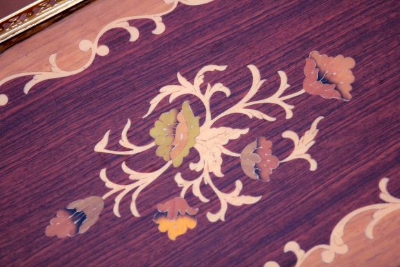 Миниатюрный сервировочный столик маркетри