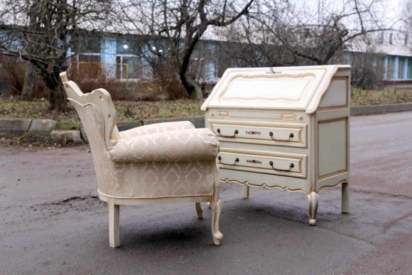 Изысканное старинное бюро и кресло. Европа