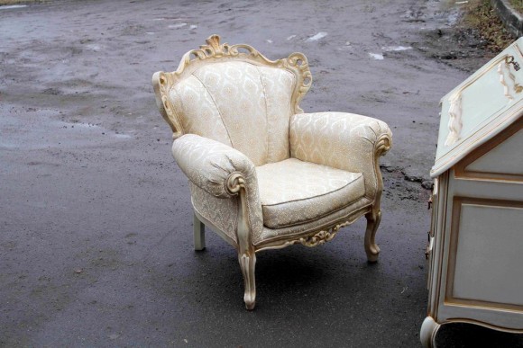 Изысканное старинное бюро и кресло. Европа