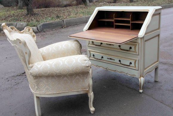 Изысканное старинное бюро и кресло. Европа