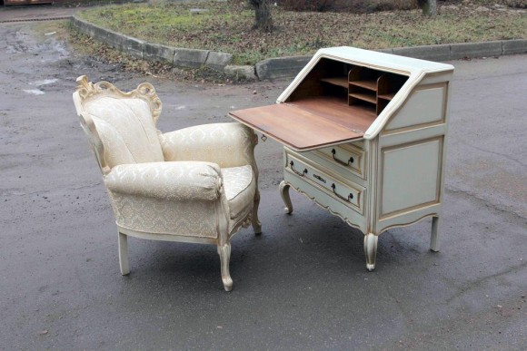 Изысканное старинное бюро и кресло. Европа