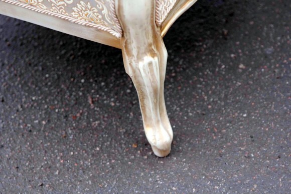 Изысканное старинное бюро и кресло. Европа