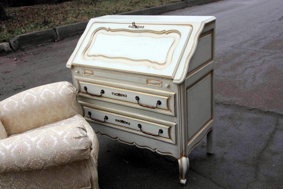 Изысканное старинное бюро и кресло. Европа