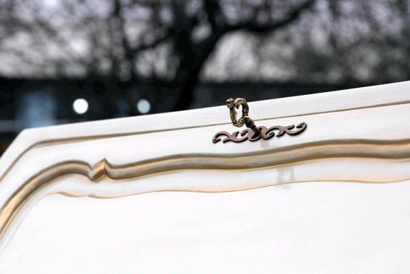 Изысканное старинное бюро и кресло. Европа