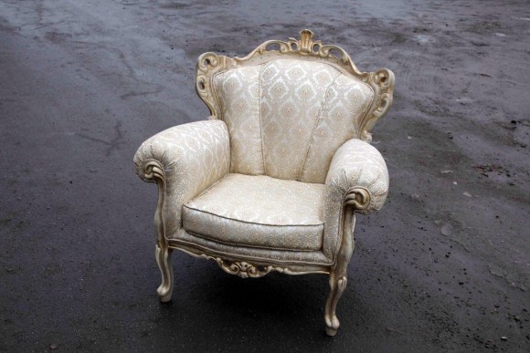 Изысканное старинное бюро и кресло. Европа