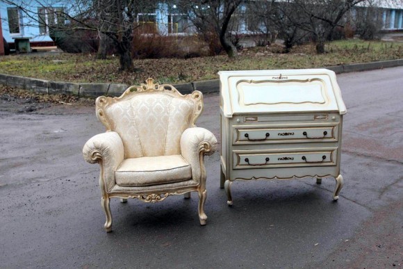 Изысканное старинное бюро и кресло. Европа