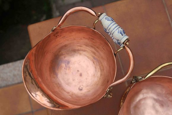 Пара отполированных медных больших зольников. Европа