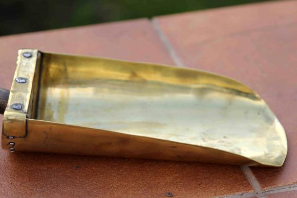 Латунный старинный совок с удобной деревянной ручкой