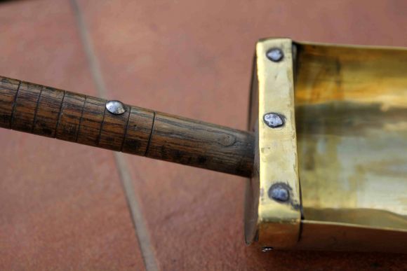 Латунный старинный совок с удобной деревянной ручкой