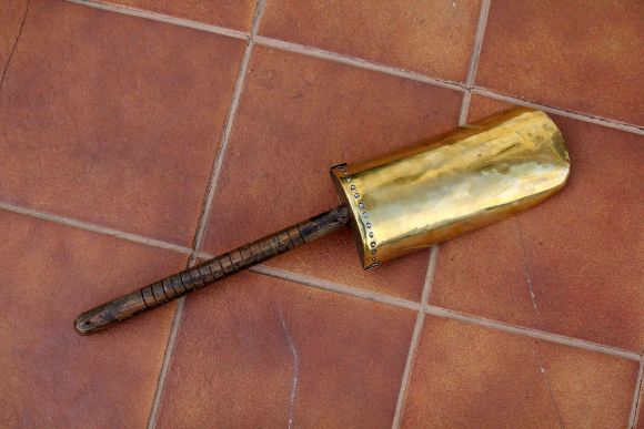 Латунный старинный совок с удобной деревянной ручкой